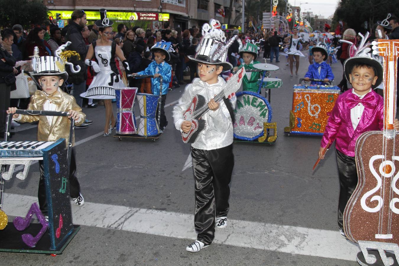 El Carnaval gana al frío de calle en Cartagena