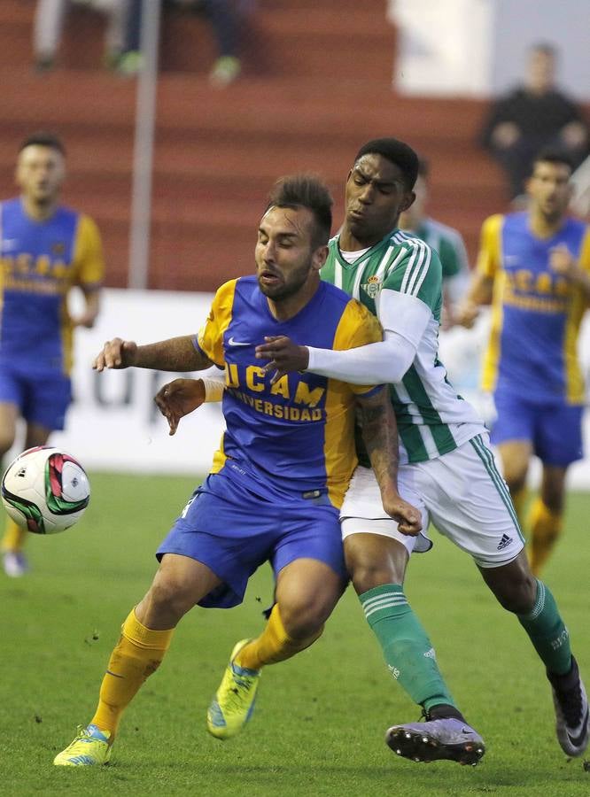 El UCAM recorta distancias (1-0)