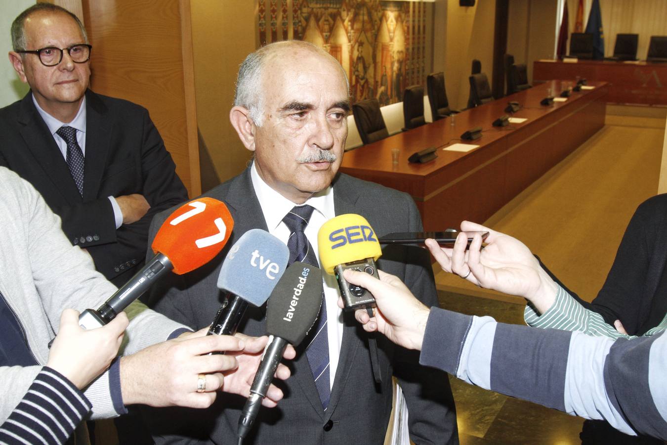 Garre rebate a Valcárcel y se alía con la oposición