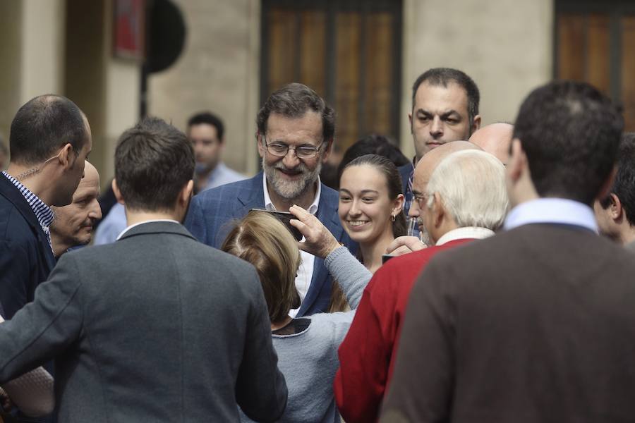 Besos, pulseras y futbolín en el paseo de Rajoy por Murcia
