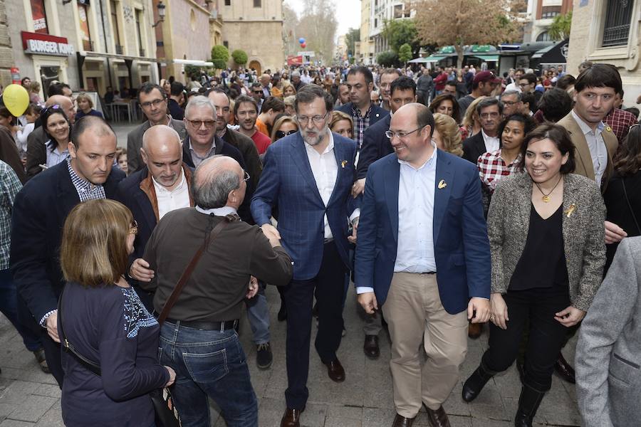 Besos, pulseras y futbolín en el paseo de Rajoy por Murcia