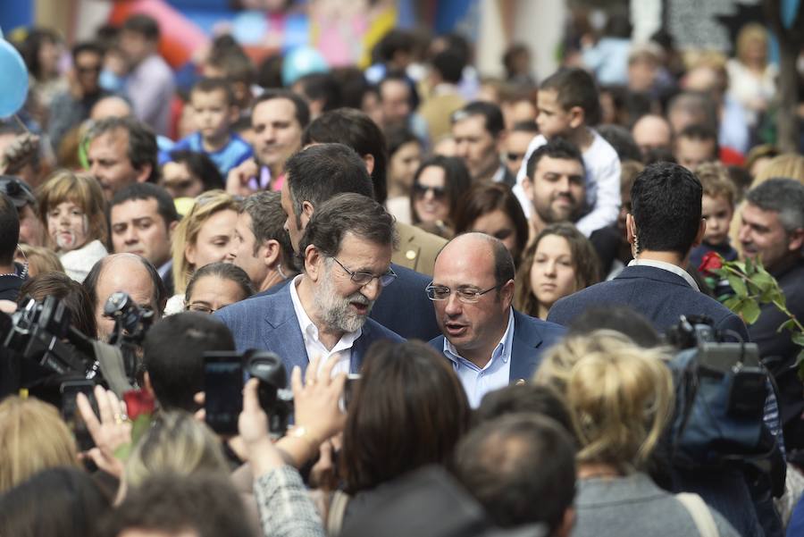 Besos, pulseras y futbolín en el paseo de Rajoy por Murcia