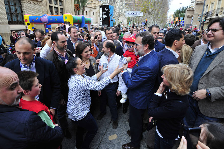 Besos, pulseras y futbolín en el paseo de Rajoy por Murcia
