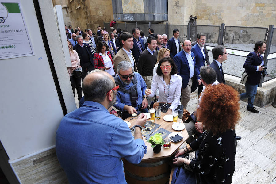 Besos, pulseras y futbolín en el paseo de Rajoy por Murcia