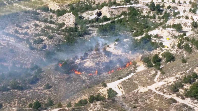 Incendio en La Atalaya, en Cieza, que se pudo sofocar antes de que el viento avivara las llamas.