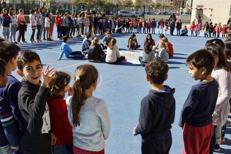 Alumnos del colegio José Carlos Aguilera de Alicante participan en una iniciativa para apoyar a los con cáncer