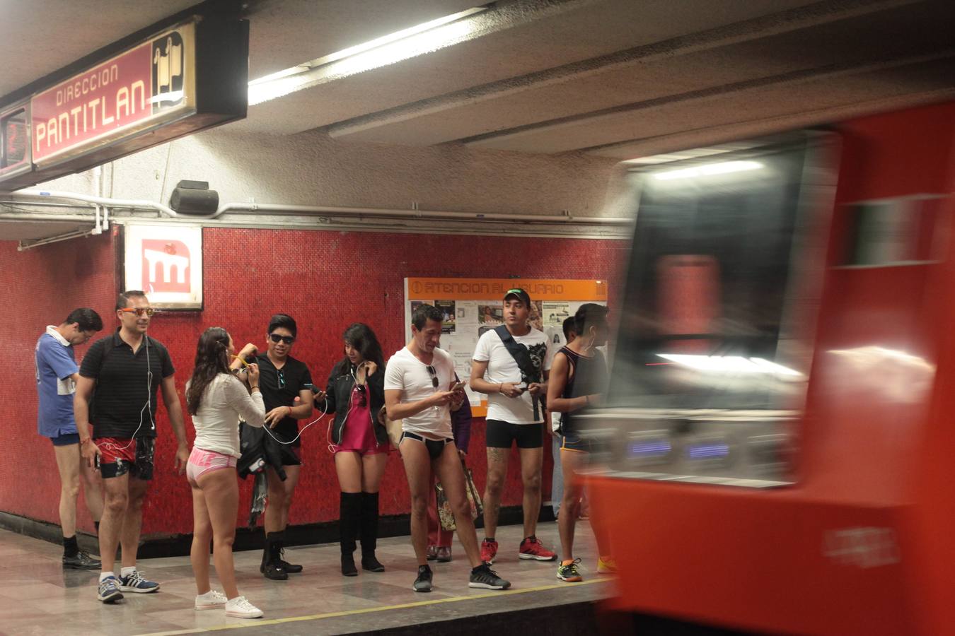 Sin pantalones en el metro