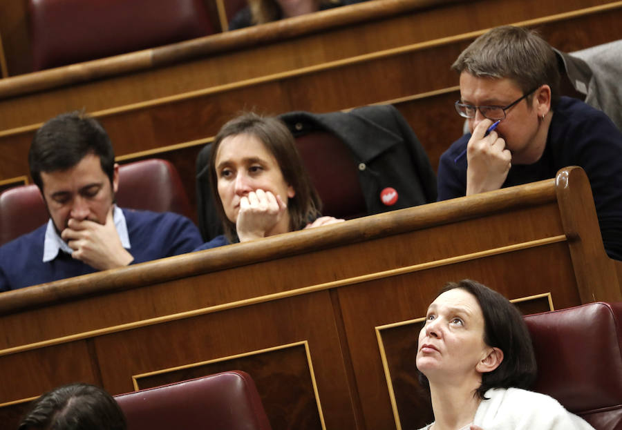 El portavoz de En Comú Podem, Xavier Domènech (d, arriba), y la diputada del Podemos, Carolina Bescansa (d, abajo), entre otros, durante la sesión de la tarde.