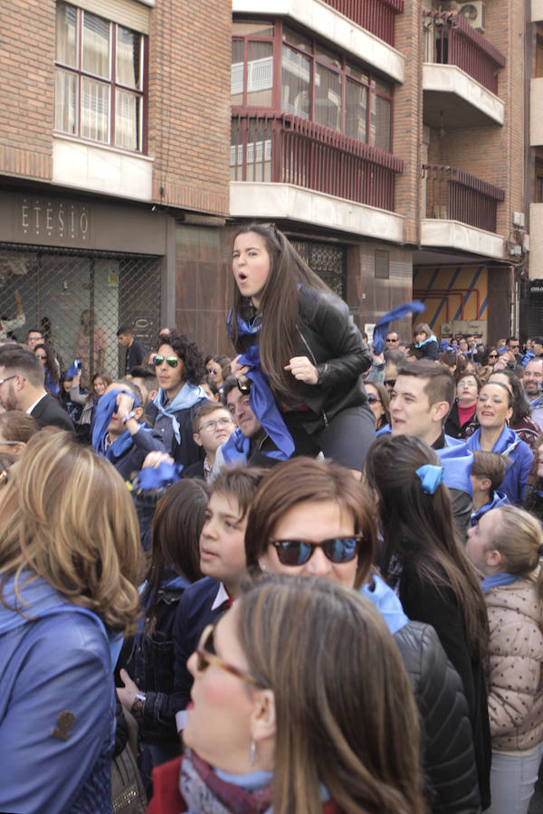 Una marea azul recorre el casco antiguo y el centro de Lorca