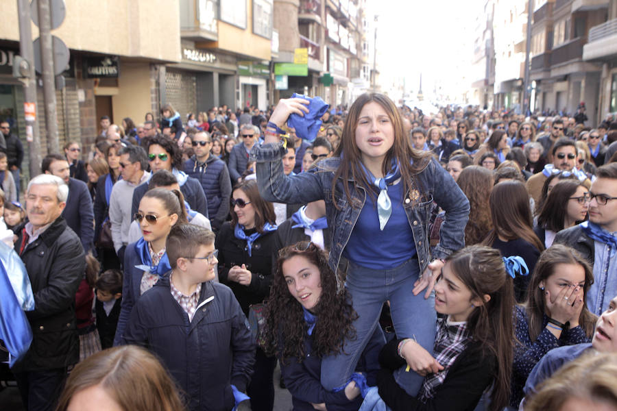 Una marea azul recorre el casco antiguo y el centro de Lorca