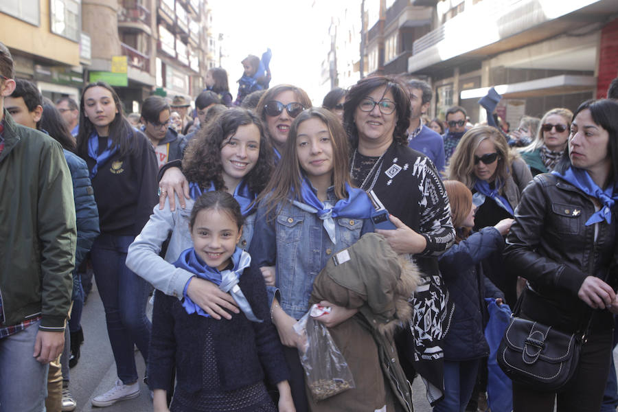 Una marea azul recorre el casco antiguo y el centro de Lorca