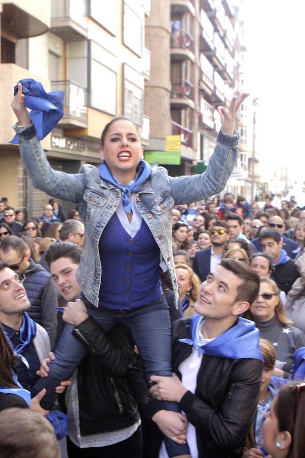 Una marea azul recorre el casco antiguo y el centro de Lorca