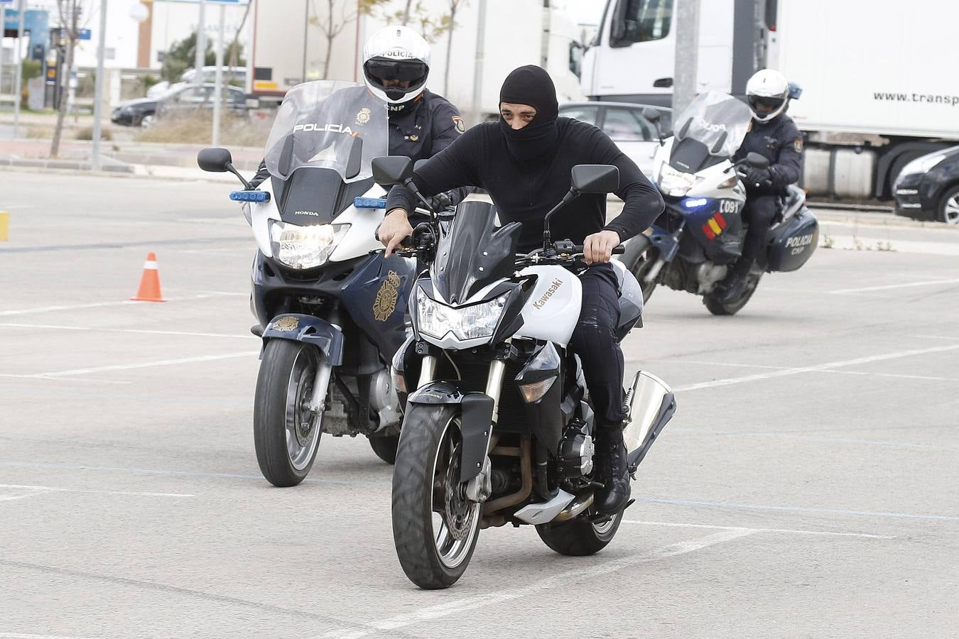 Los polis dominan las dos ruedas