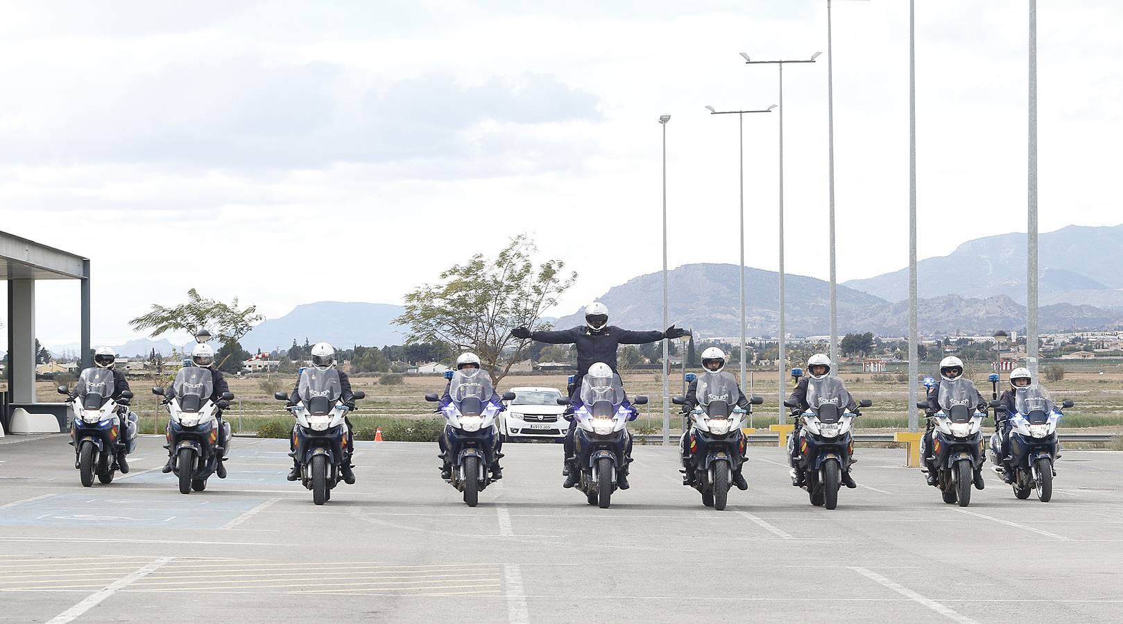 Los polis dominan las dos ruedas