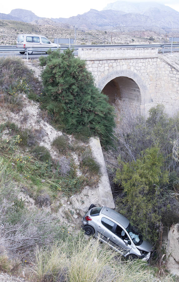 Un coche de autoescuela cae por un terraplén en Xixona