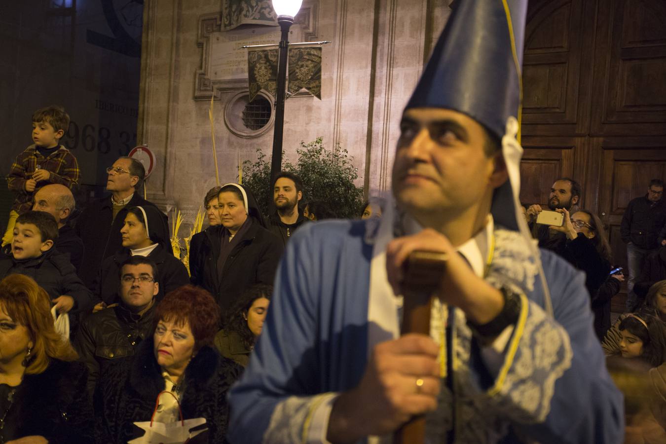 Amparo bajo el cielo encapotado