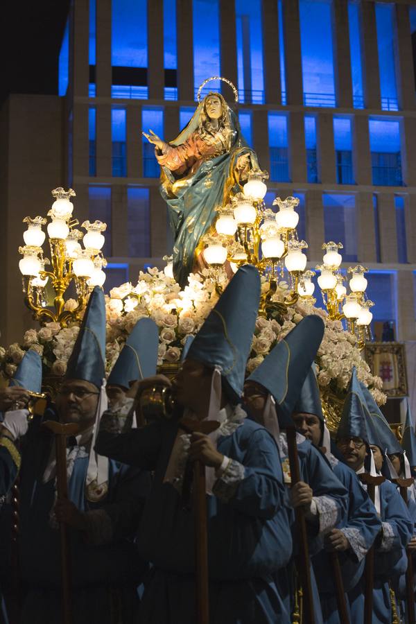 Amparo bajo el cielo encapotado