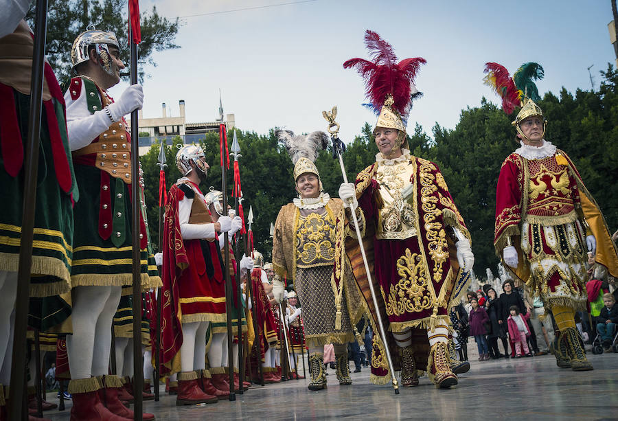 Los Armaos escoltan a los pasos en las procesiones de Domingo de Ramos en Orihuela