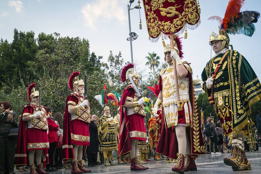 Los Armaos escoltan a los pasos en las procesiones de Domingo de Ramos en Orihuela