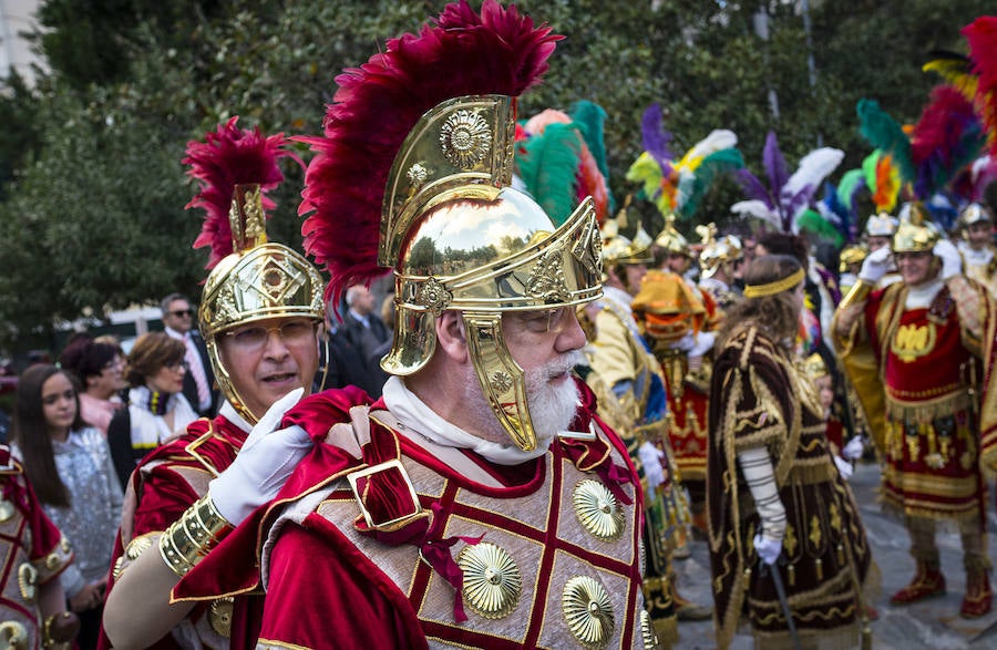 Los Armaos escoltan a los pasos en las procesiones de Domingo de Ramos en Orihuela