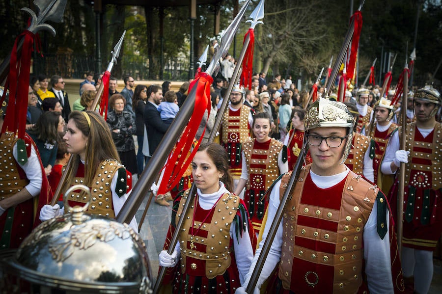 Los Armaos escoltan a los pasos en las procesiones de Domingo de Ramos en Orihuela