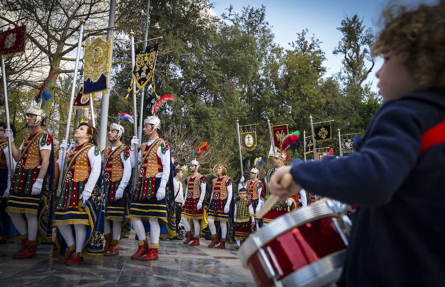 Los Armaos escoltan a los pasos en las procesiones de Domingo de Ramos en Orihuela