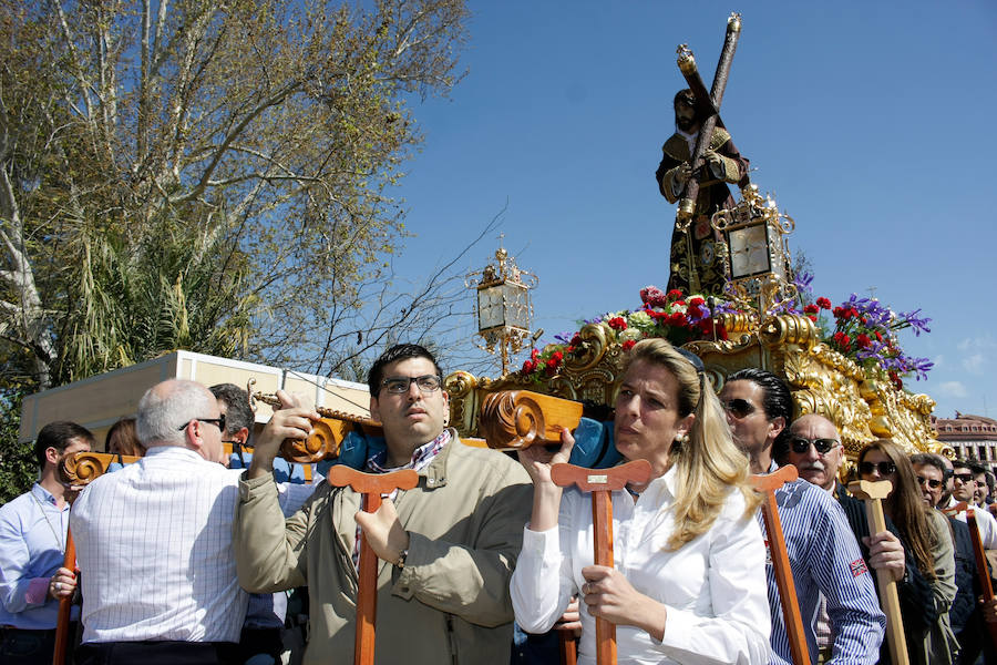 Las mujeres llevan al Cristo de los Toreros de vuelta a &#039;casa&#039;