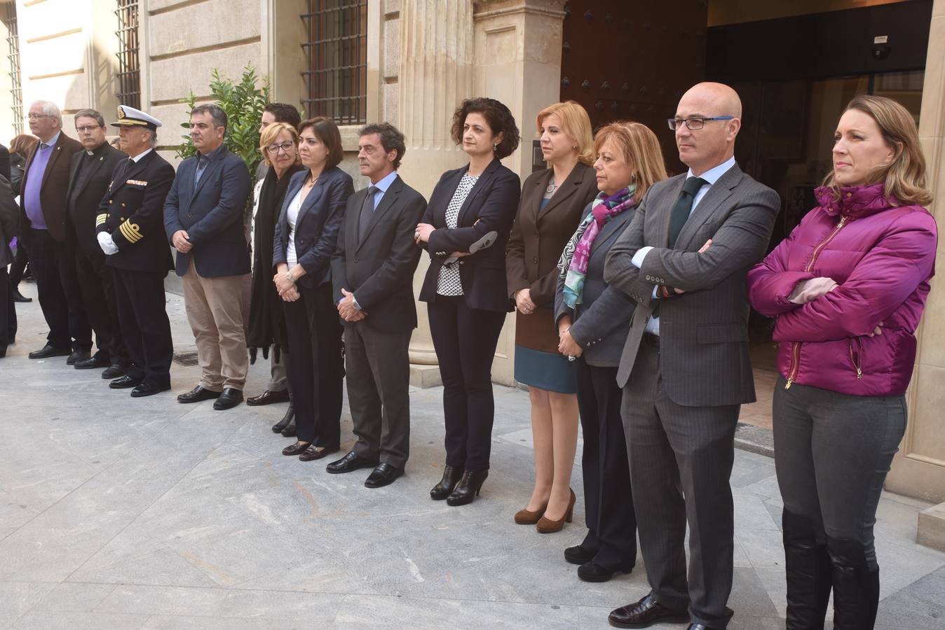 Miembros del Gobierno regional, junto al Delegado del Gobierno de Murcia, guardan un minuto de silencio frente al Palacio de San Esteban.