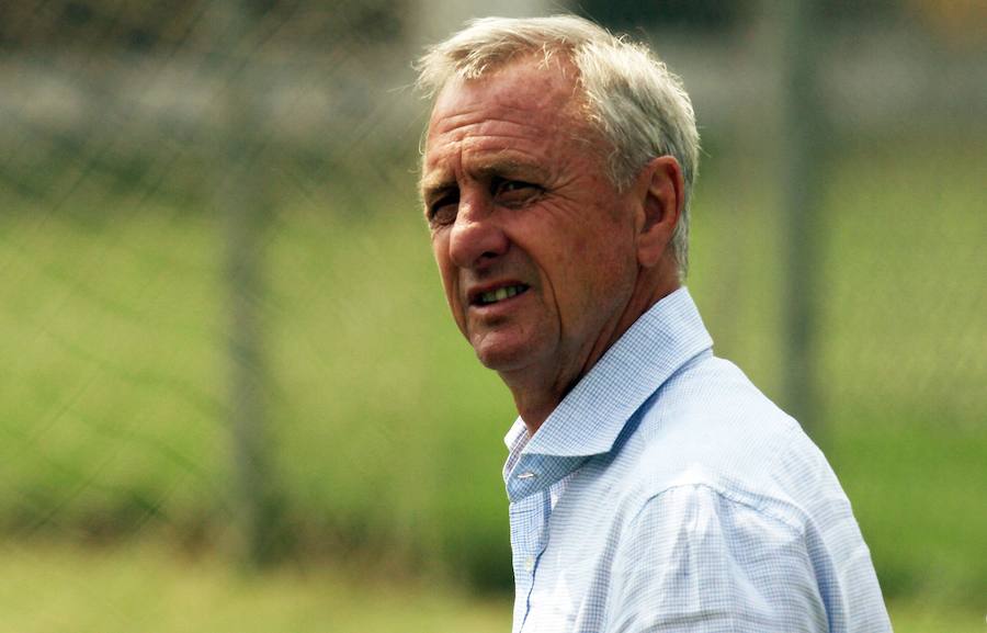 Johan Cruyff observa una sesión de entrenamiento del Chivas en Guadalajara.