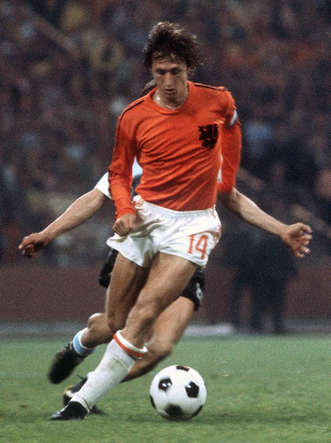 Johan Cruyff controla el esférico bajo la presión de otro jugador, durante el encuentro con la selección alemana en 1974.