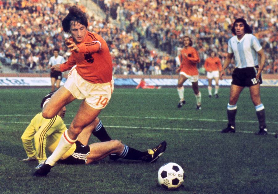 Johan Cruyff regatea al portero de la selección argentina Daniel Carnevali, en los cuartos de final del Mundial de 1974.