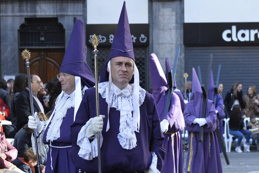 Un río de túnicas moradas