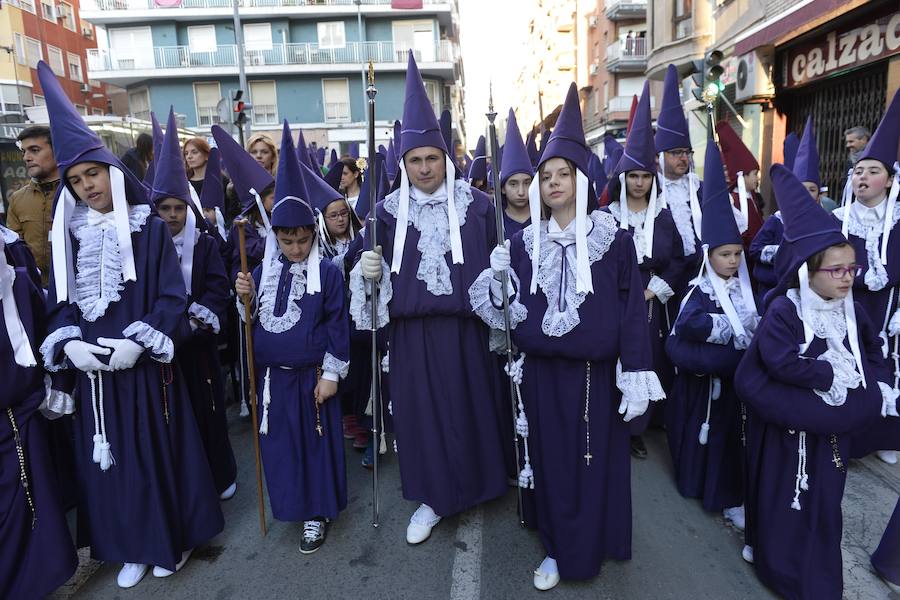 Un río de túnicas moradas