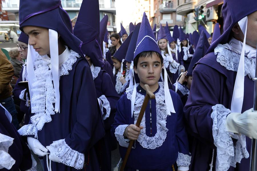 Un río de túnicas moradas