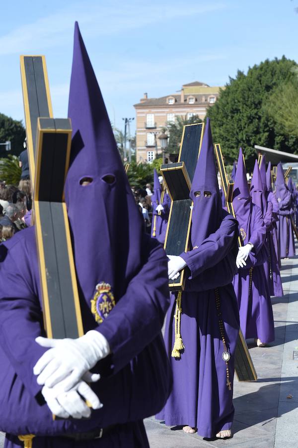 Un río de túnicas moradas