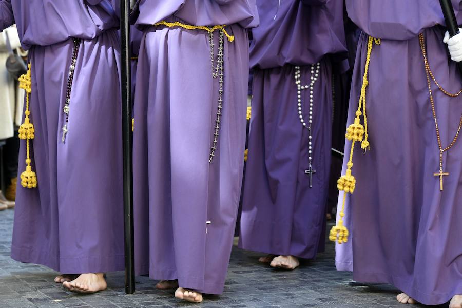 Un río de túnicas moradas