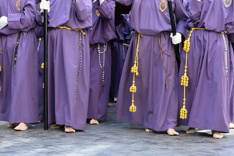 Un río de túnicas moradas