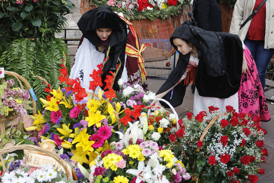 Capazos de flores para la Morenica