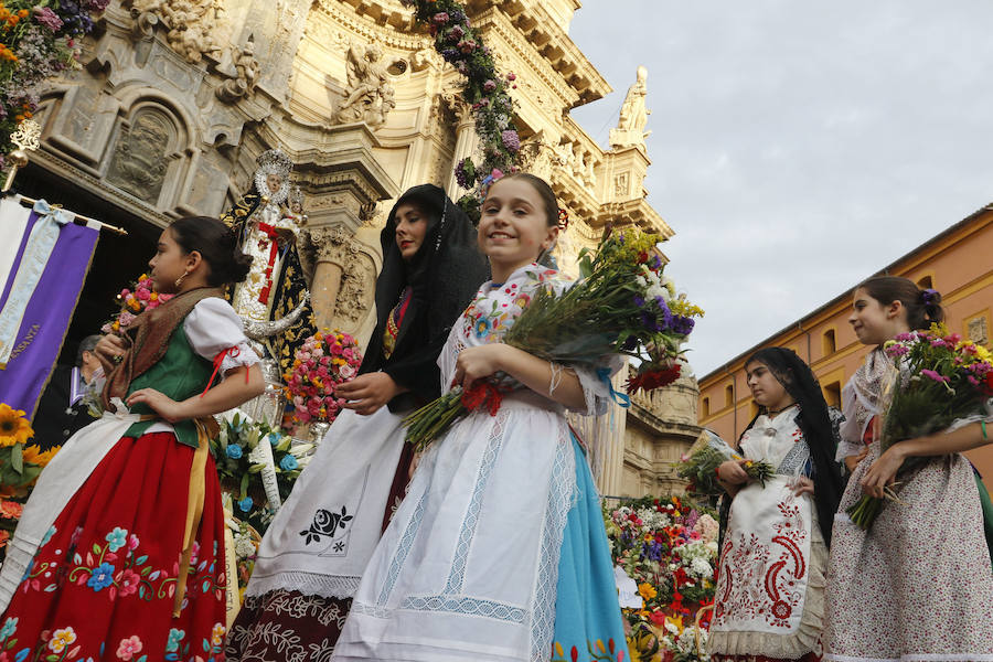 Capazos de flores para la Morenica
