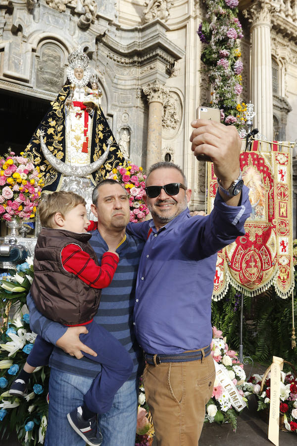 Capazos de flores para la Morenica