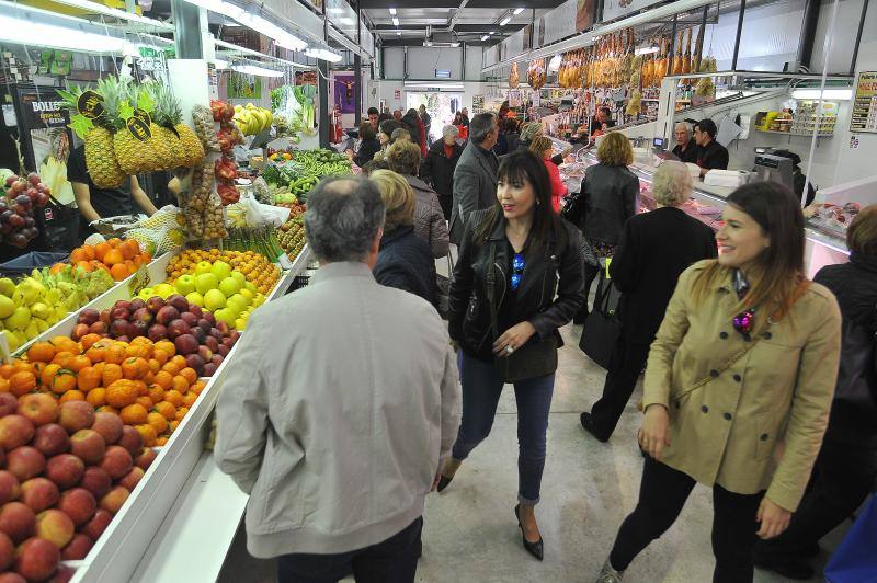 Mercedes Alonso visita el Mercado provisional de Elche