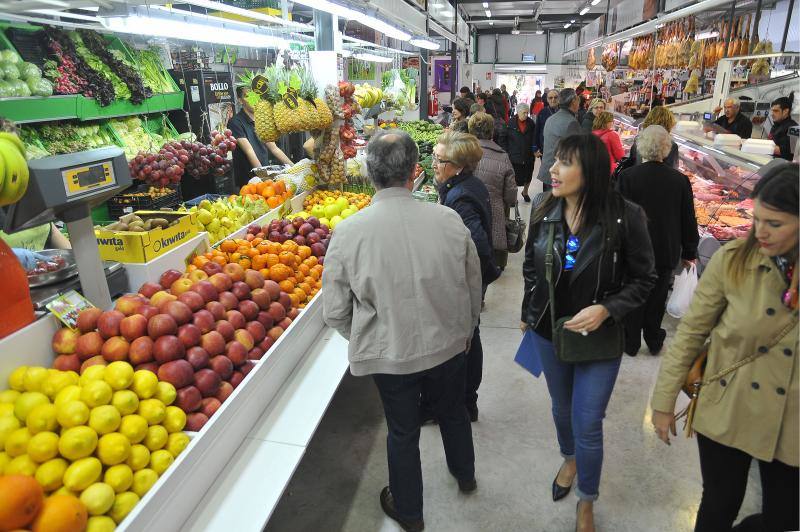 Mercedes Alonso visita el Mercado provisional de Elche