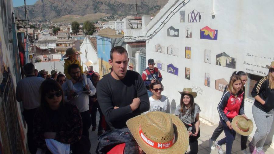 Murales en tributo al poeta cabrero en Orihuela