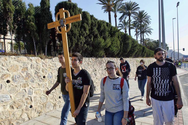 Jóvenes cristianos abren la Peregrina a Santa Faz