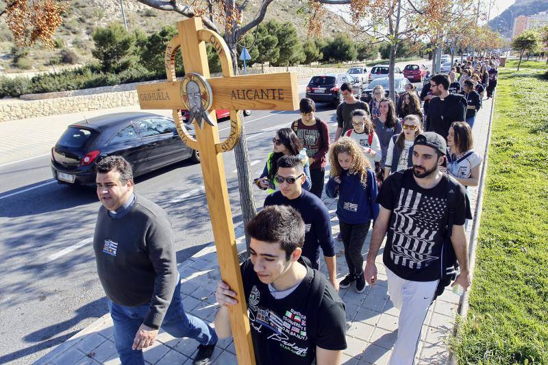 Jóvenes cristianos abren la Peregrina a Santa Faz