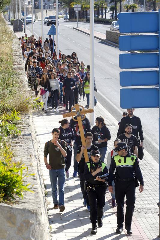 Jóvenes cristianos abren la Peregrina a Santa Faz