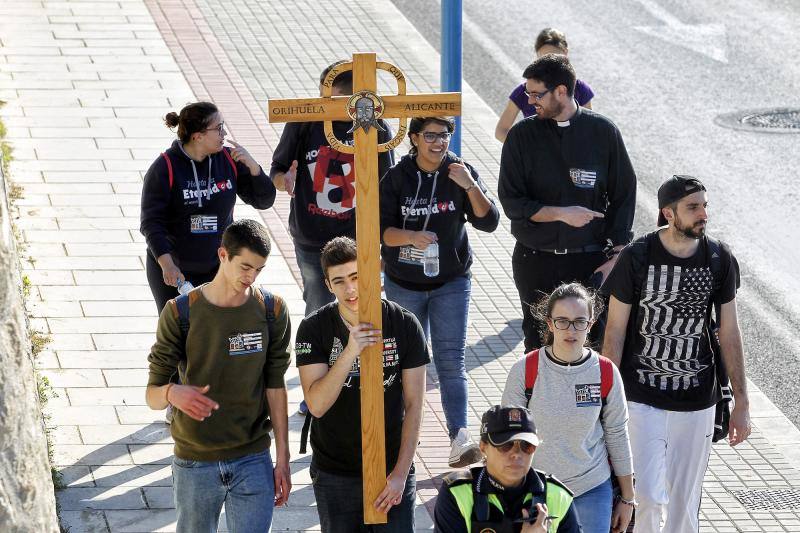 Jóvenes cristianos abren la Peregrina a Santa Faz