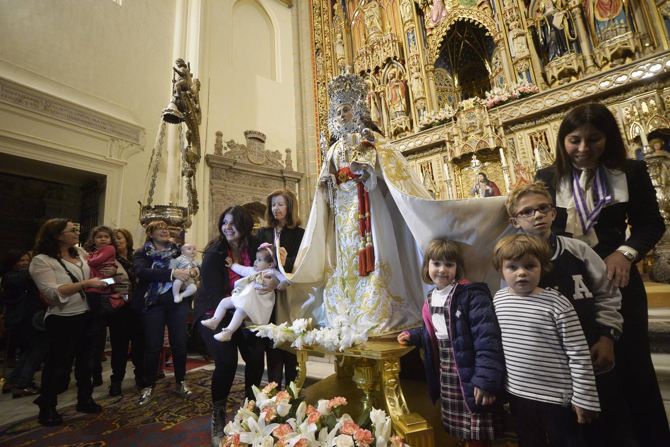 La Fuensanta protege a los niños bajo su manto