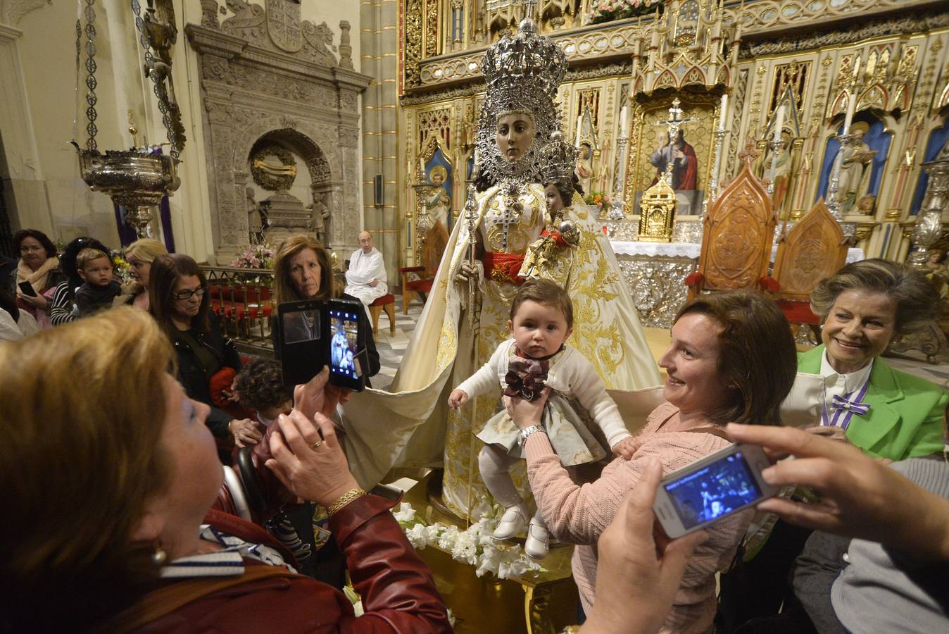 La Fuensanta protege a los niños bajo su manto