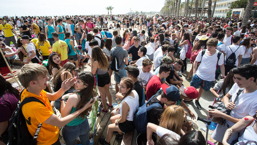 Los jóvenes trasladan la fiesta a la playa de San Juan